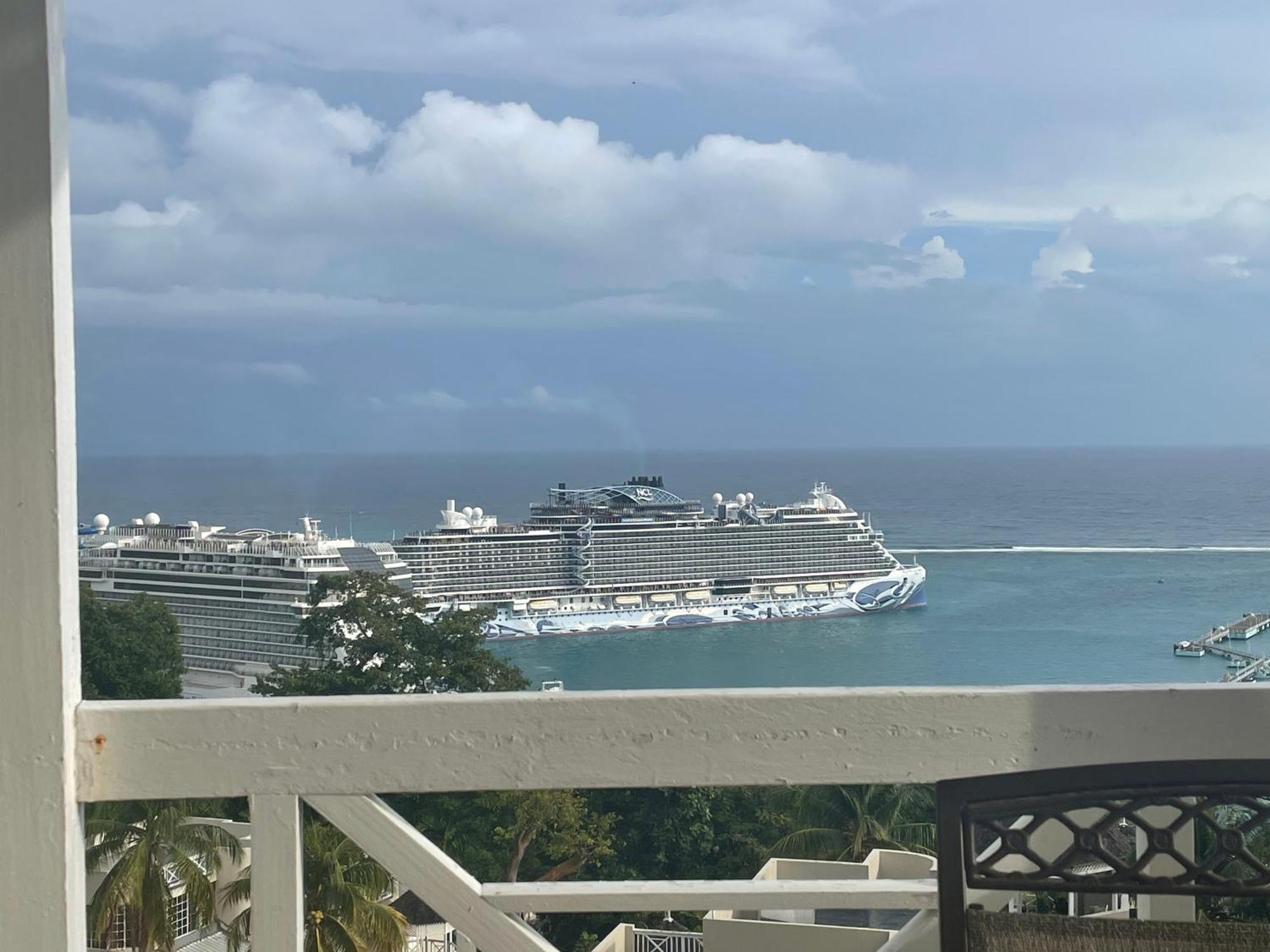 Oceanbreeze Jamaica Penthouse, 7-Minute Walk To Beach โอโชรีโอส ภายนอก รูปภาพ