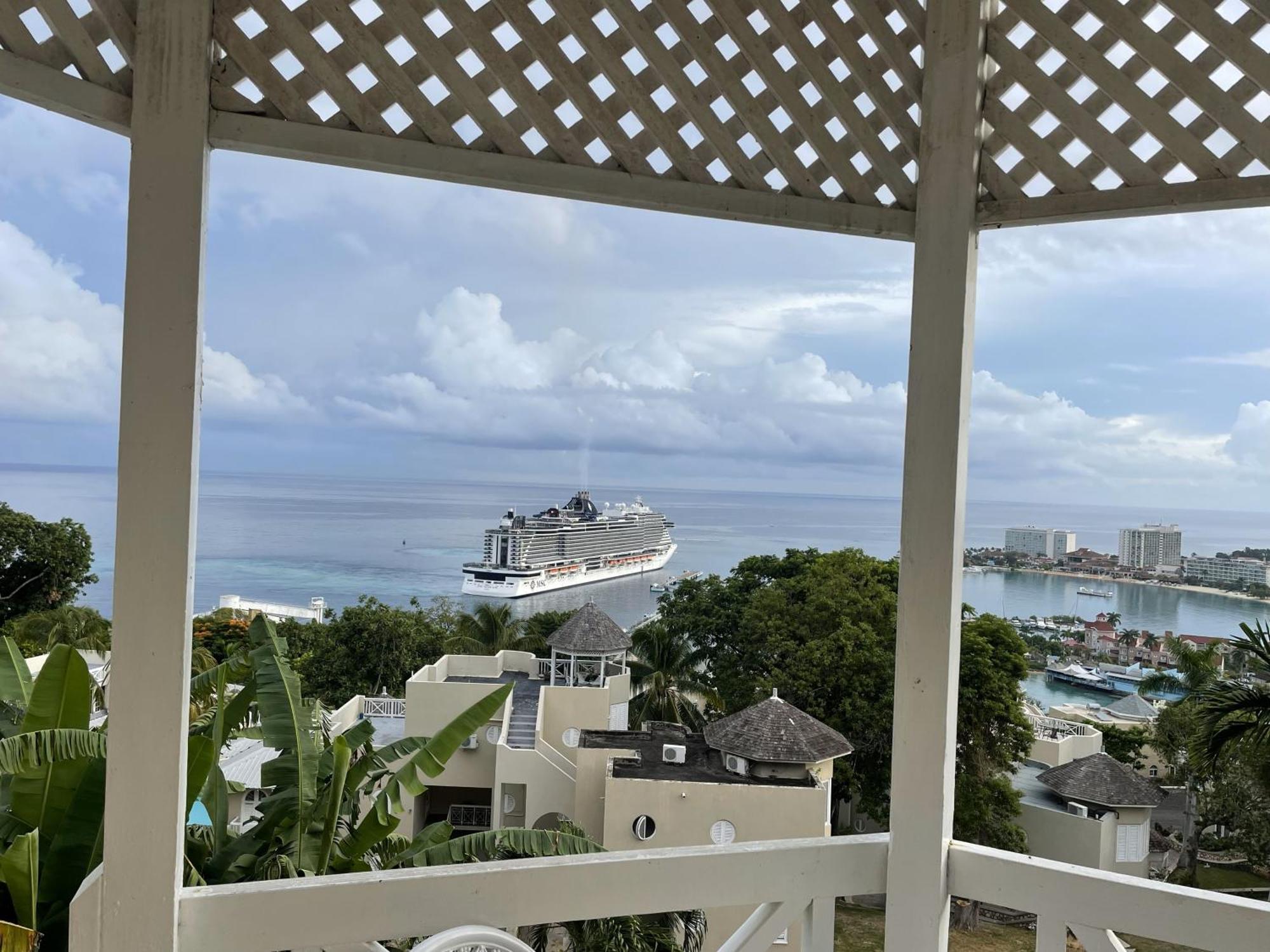 Oceanbreeze Jamaica Penthouse, 7-Minute Walk To Beach โอโชรีโอส ภายนอก รูปภาพ