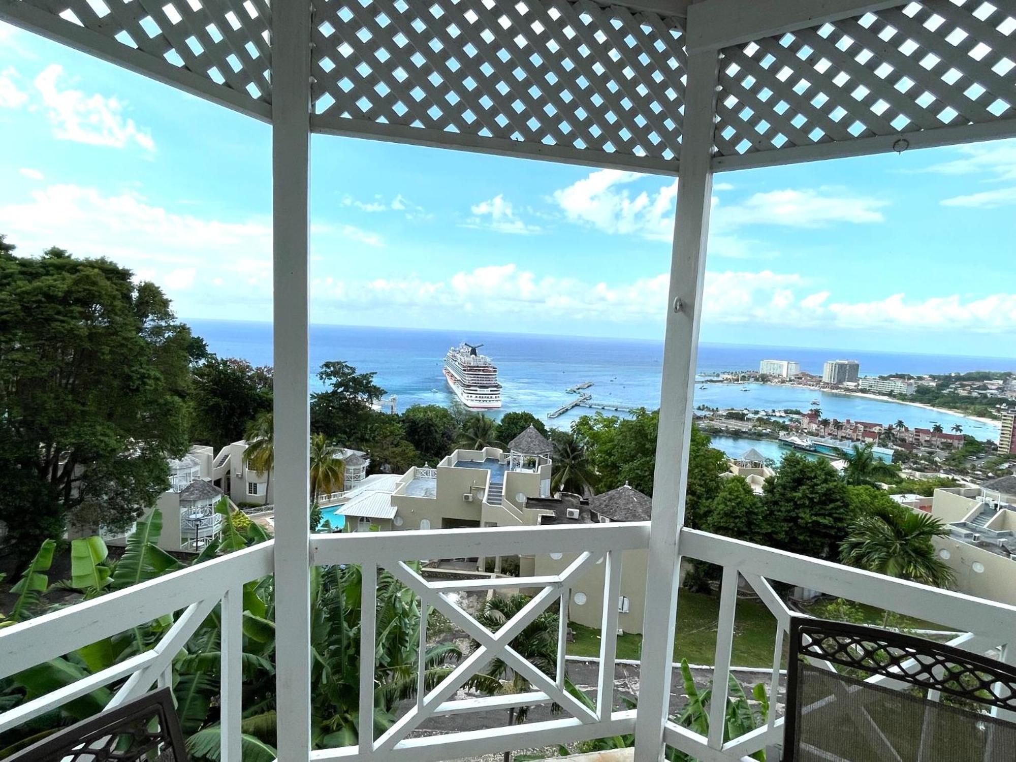 Oceanbreeze Jamaica Penthouse, 7-Minute Walk To Beach โอโชรีโอส ภายนอก รูปภาพ