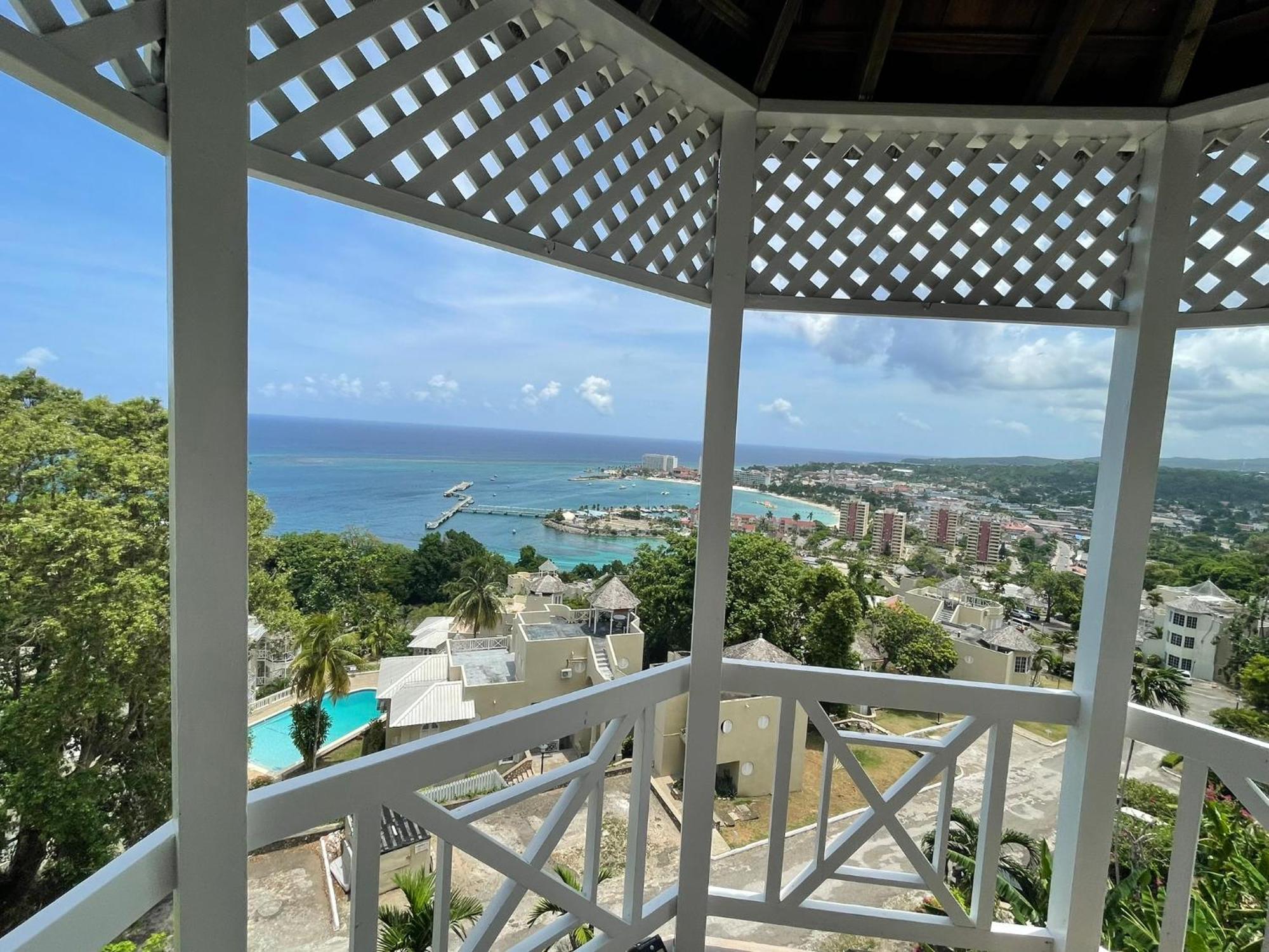 Oceanbreeze Jamaica Penthouse, 7-Minute Walk To Beach โอโชรีโอส ภายนอก รูปภาพ