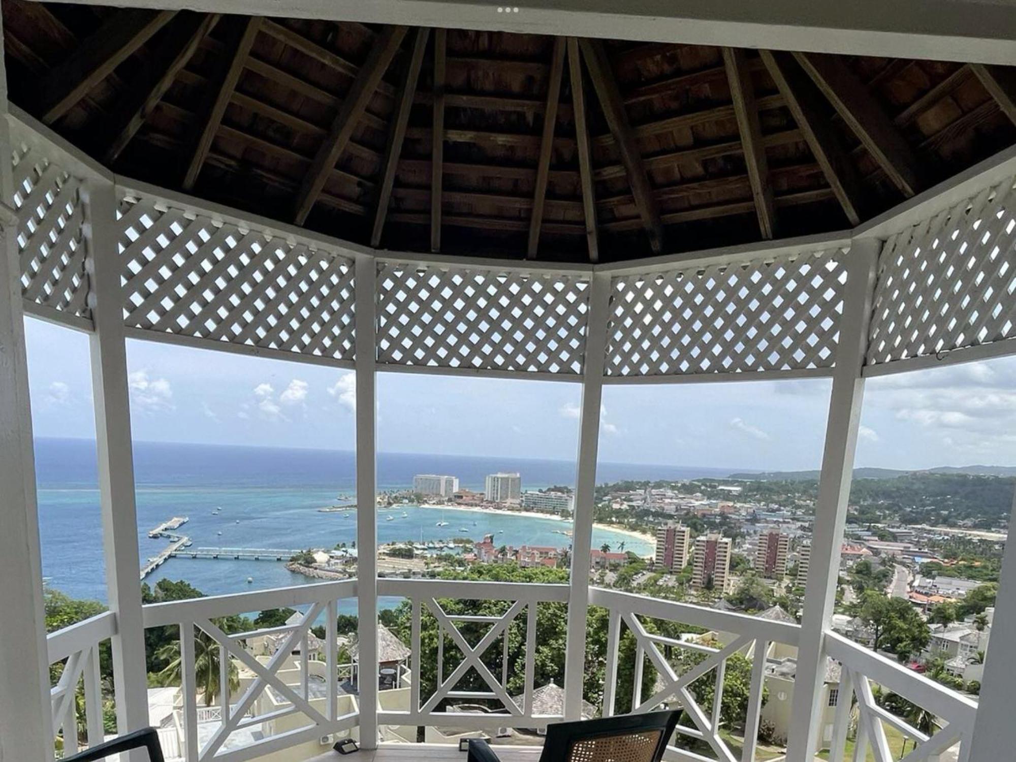 Oceanbreeze Jamaica Penthouse, 7-Minute Walk To Beach โอโชรีโอส ภายนอก รูปภาพ