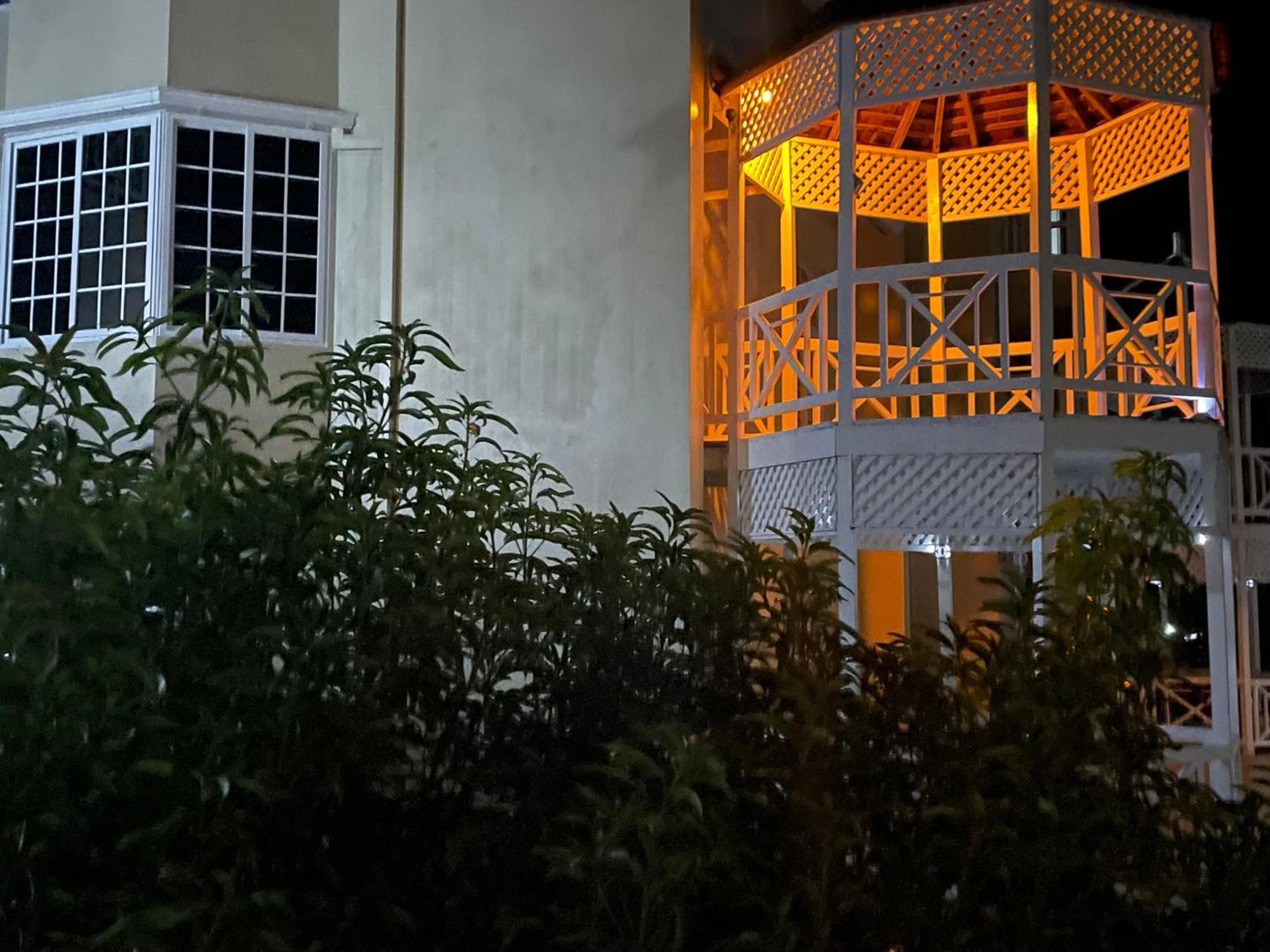 Oceanbreeze Jamaica Penthouse, 7-Minute Walk To Beach โอโชรีโอส ภายนอก รูปภาพ