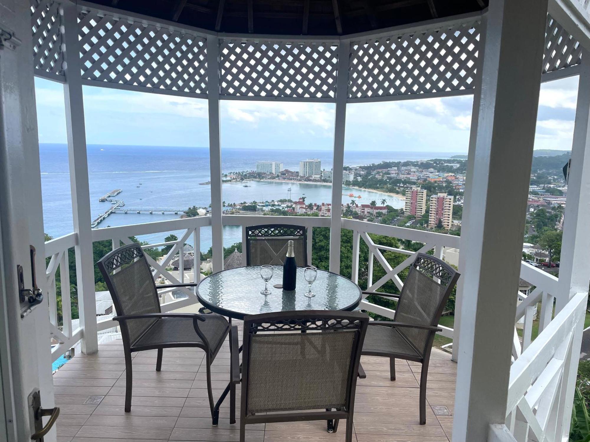 Oceanbreeze Jamaica Penthouse, 7-Minute Walk To Beach โอโชรีโอส ภายนอก รูปภาพ
