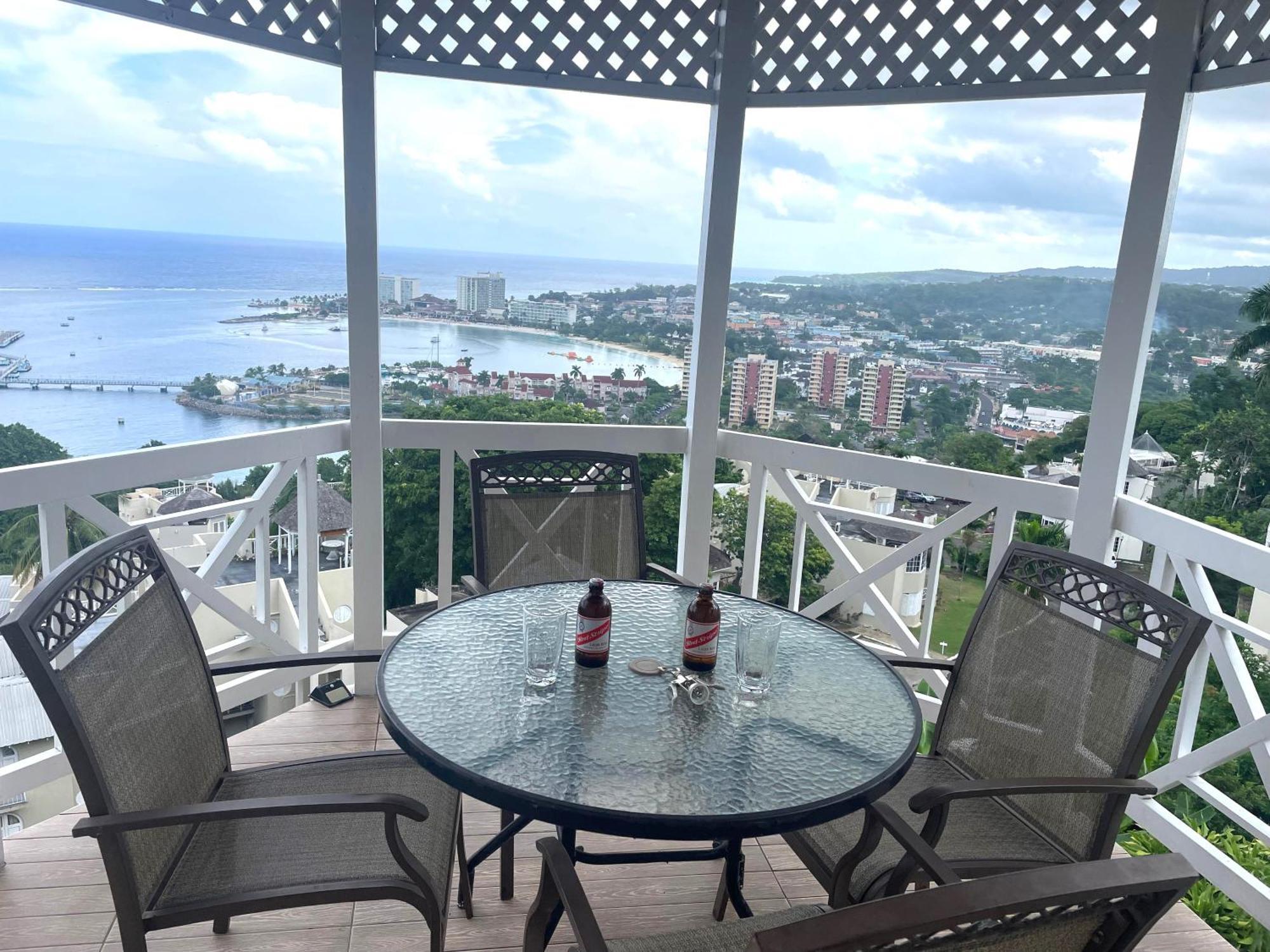 Oceanbreeze Jamaica Penthouse, 7-Minute Walk To Beach โอโชรีโอส ภายนอก รูปภาพ
