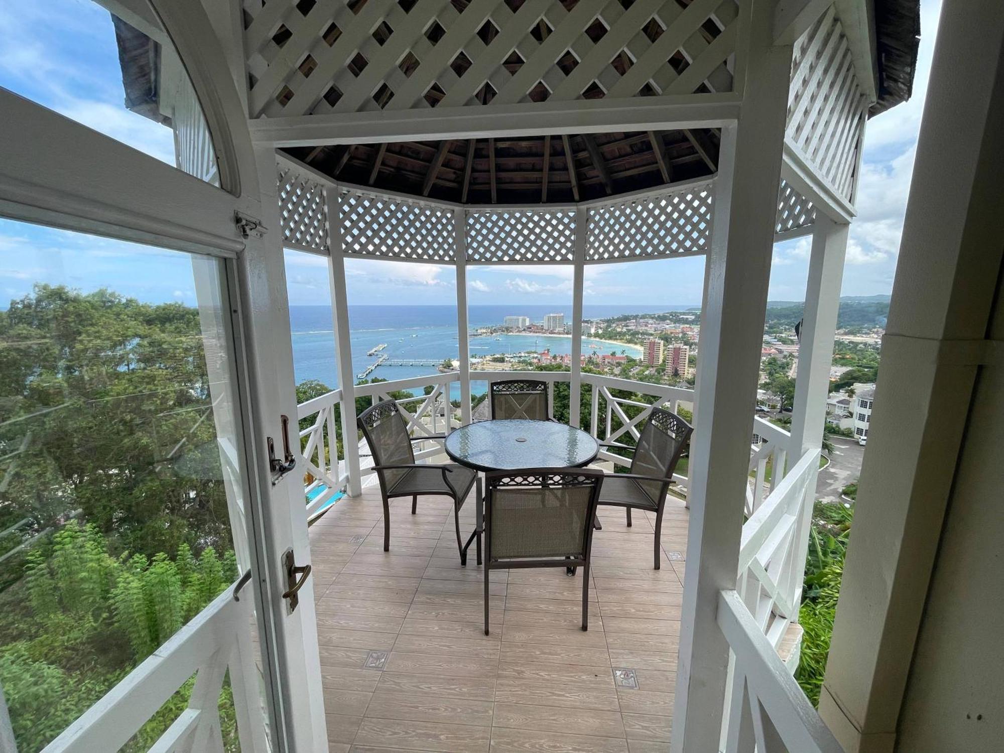 Oceanbreeze Jamaica Penthouse, 7-Minute Walk To Beach โอโชรีโอส ภายนอก รูปภาพ