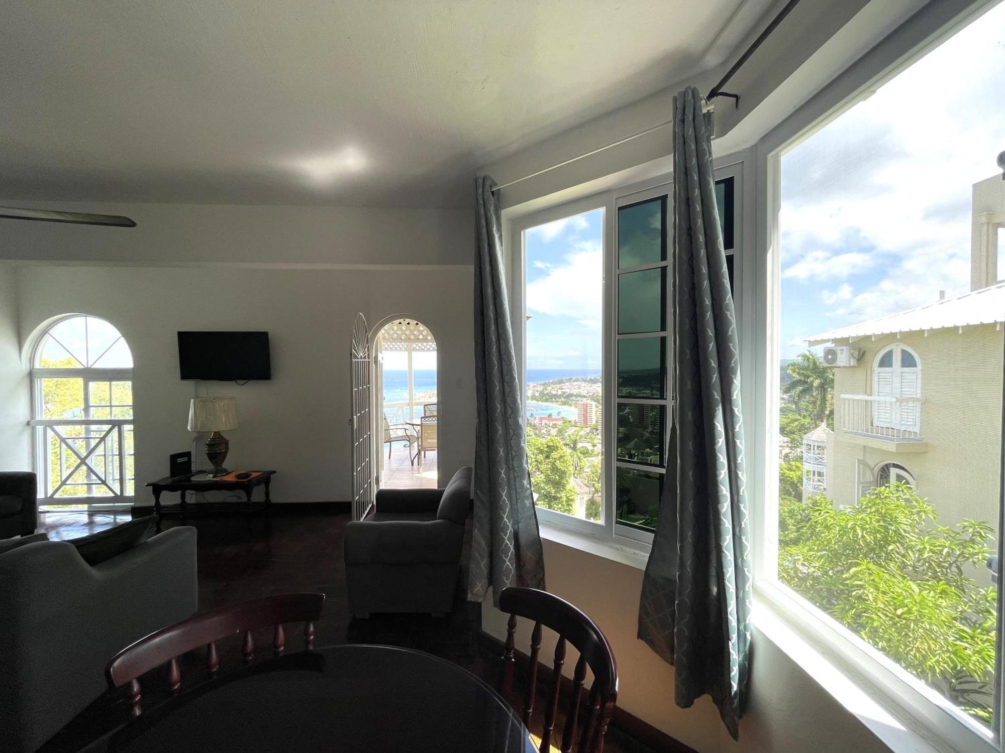 Oceanbreeze Jamaica Penthouse, 7-Minute Walk To Beach โอโชรีโอส ภายนอก รูปภาพ