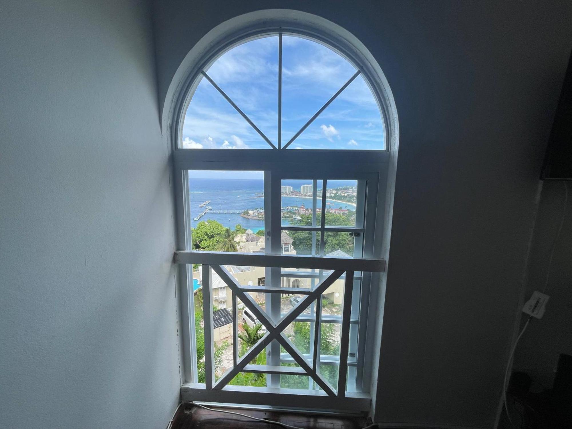 Oceanbreeze Jamaica Penthouse, 7-Minute Walk To Beach โอโชรีโอส ภายนอก รูปภาพ