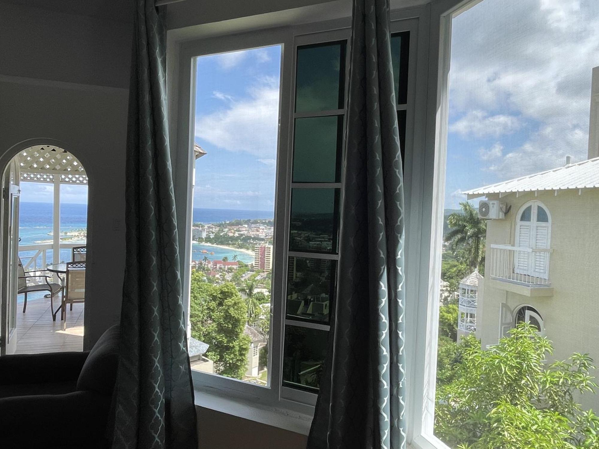 Oceanbreeze Jamaica Penthouse, 7-Minute Walk To Beach โอโชรีโอส ภายนอก รูปภาพ