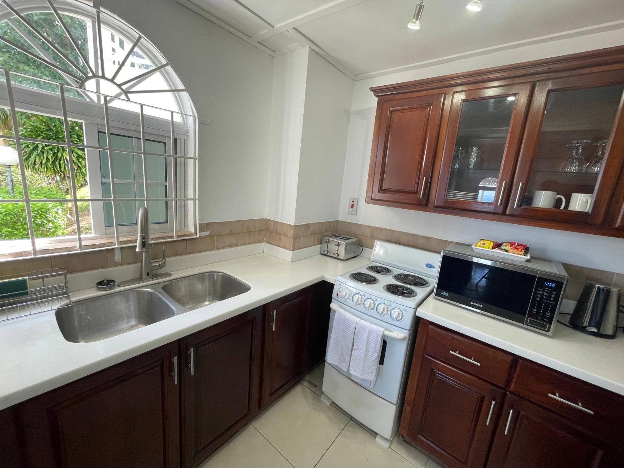 Oceanbreeze Jamaica Penthouse, 7-Minute Walk To Beach โอโชรีโอส ภายนอก รูปภาพ