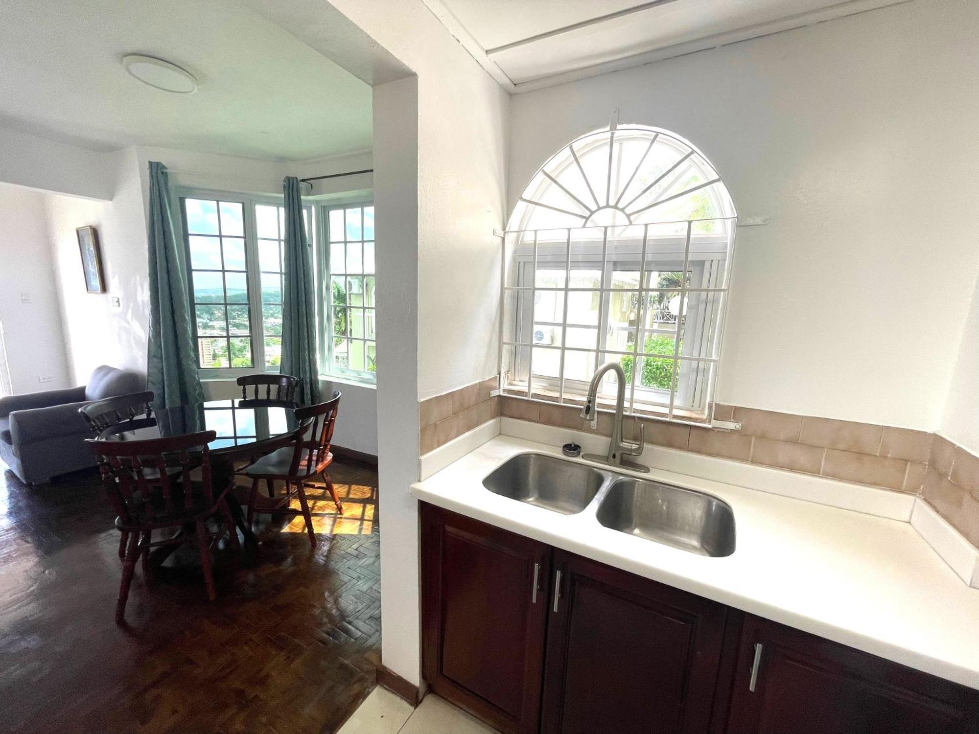 Oceanbreeze Jamaica Penthouse, 7-Minute Walk To Beach โอโชรีโอส ภายนอก รูปภาพ