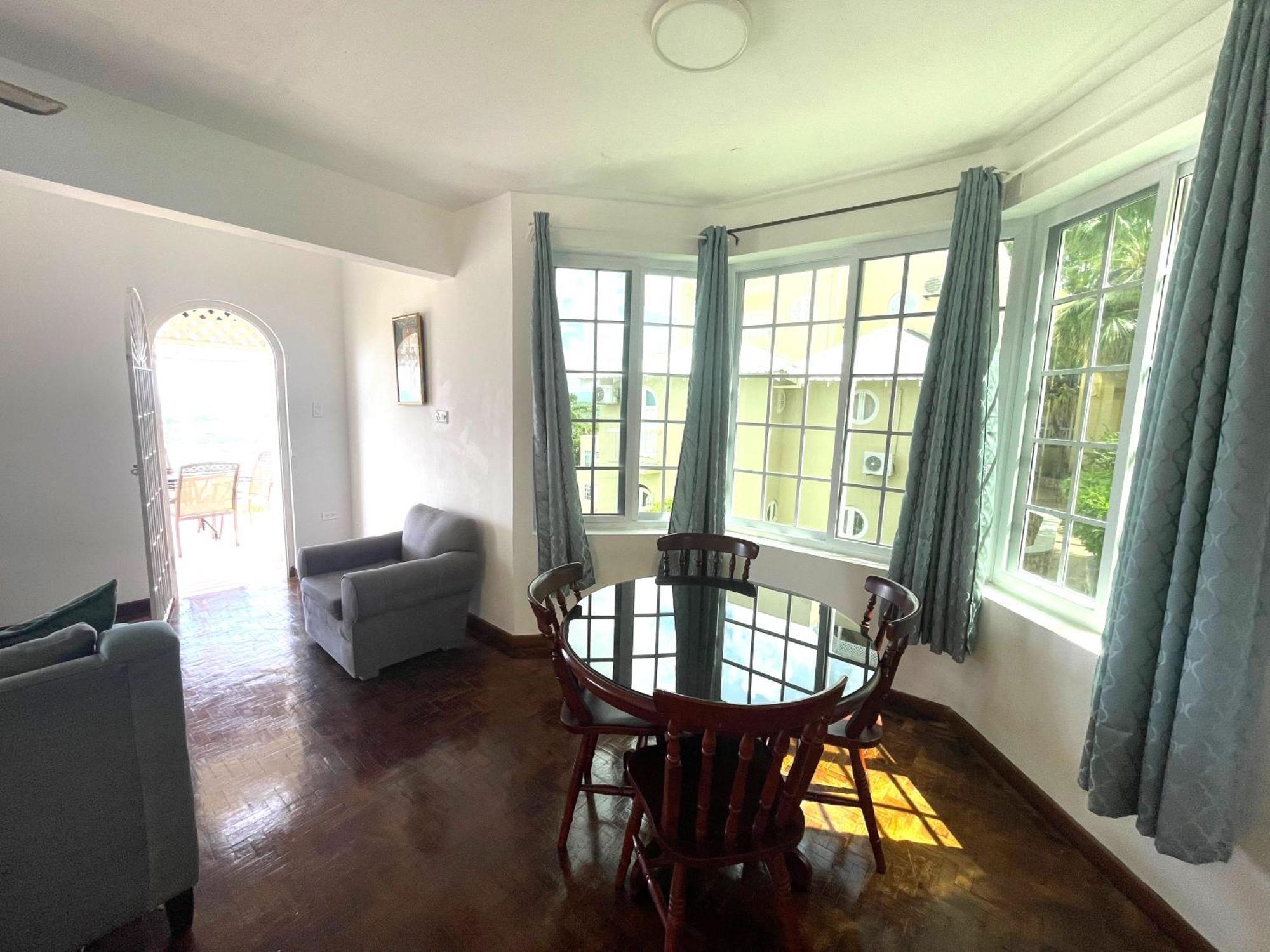 Oceanbreeze Jamaica Penthouse, 7-Minute Walk To Beach โอโชรีโอส ภายนอก รูปภาพ