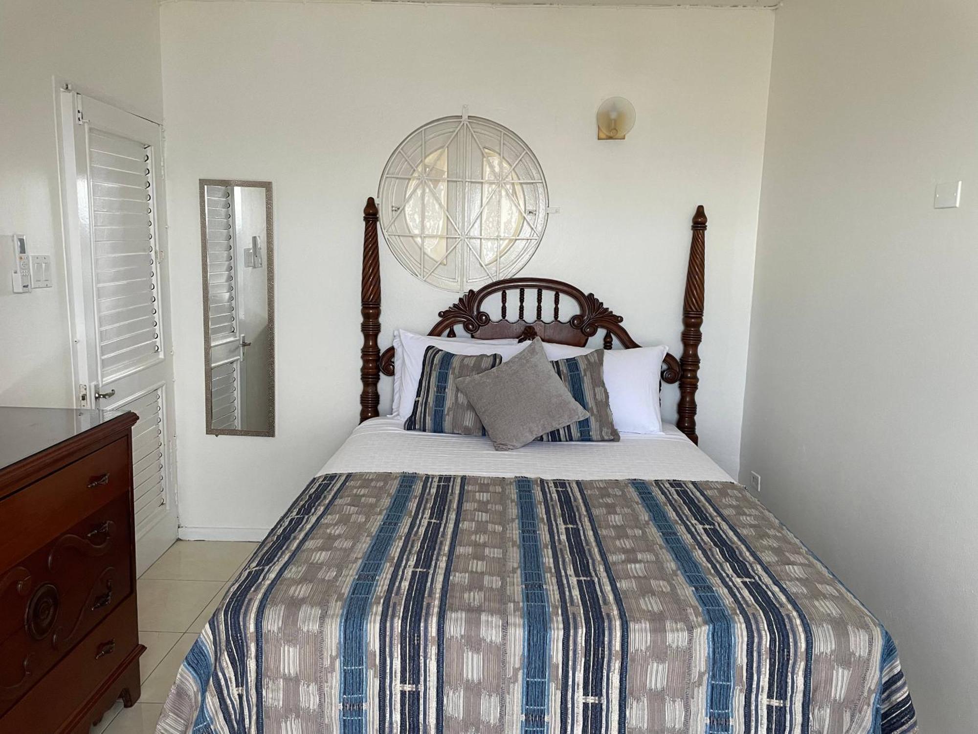 Oceanbreeze Jamaica Penthouse, 7-Minute Walk To Beach โอโชรีโอส ภายนอก รูปภาพ