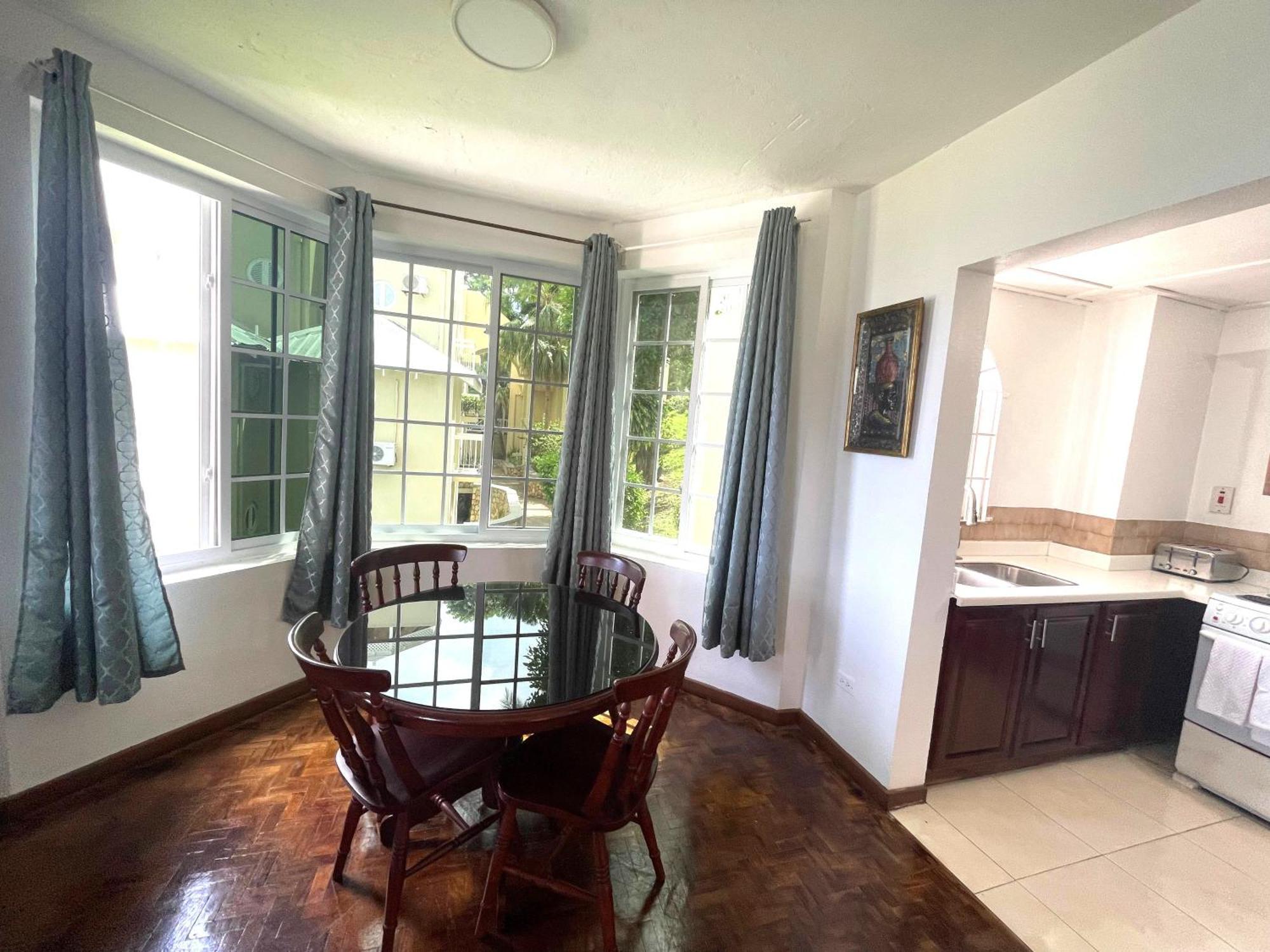 Oceanbreeze Jamaica Penthouse, 7-Minute Walk To Beach โอโชรีโอส ภายนอก รูปภาพ