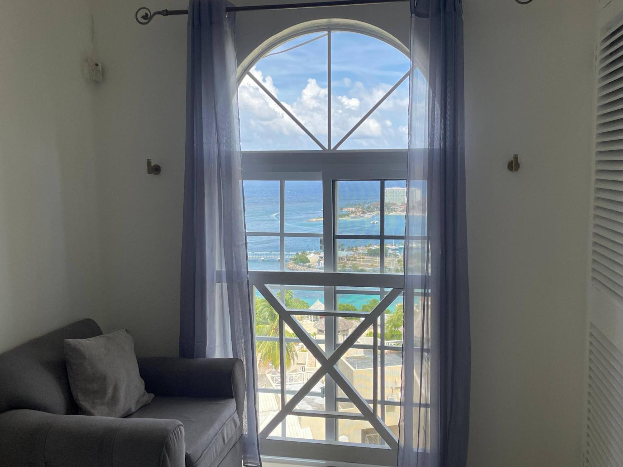 Oceanbreeze Jamaica Penthouse, 7-Minute Walk To Beach โอโชรีโอส ภายนอก รูปภาพ