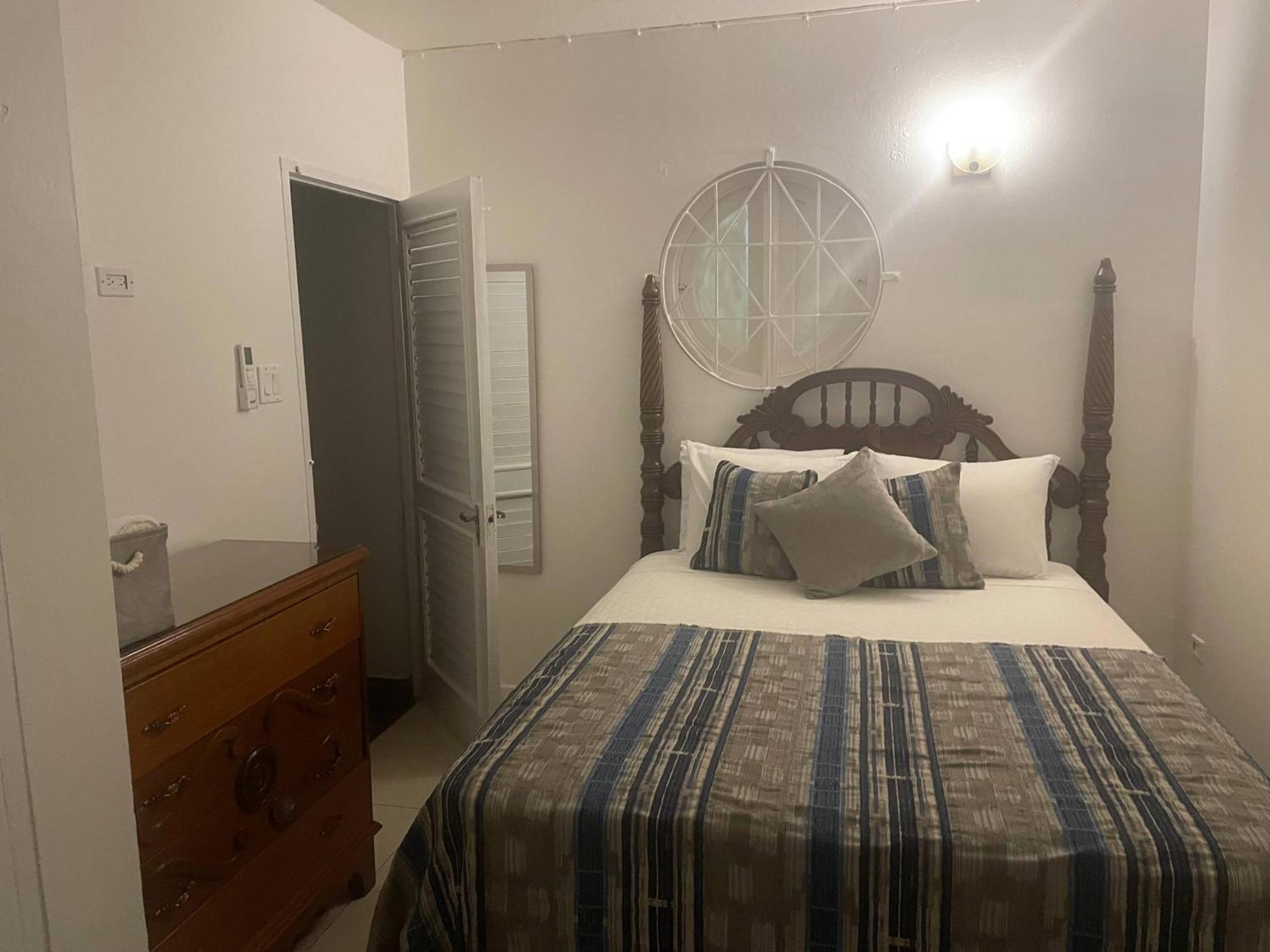 Oceanbreeze Jamaica Penthouse, 7-Minute Walk To Beach โอโชรีโอส ภายนอก รูปภาพ