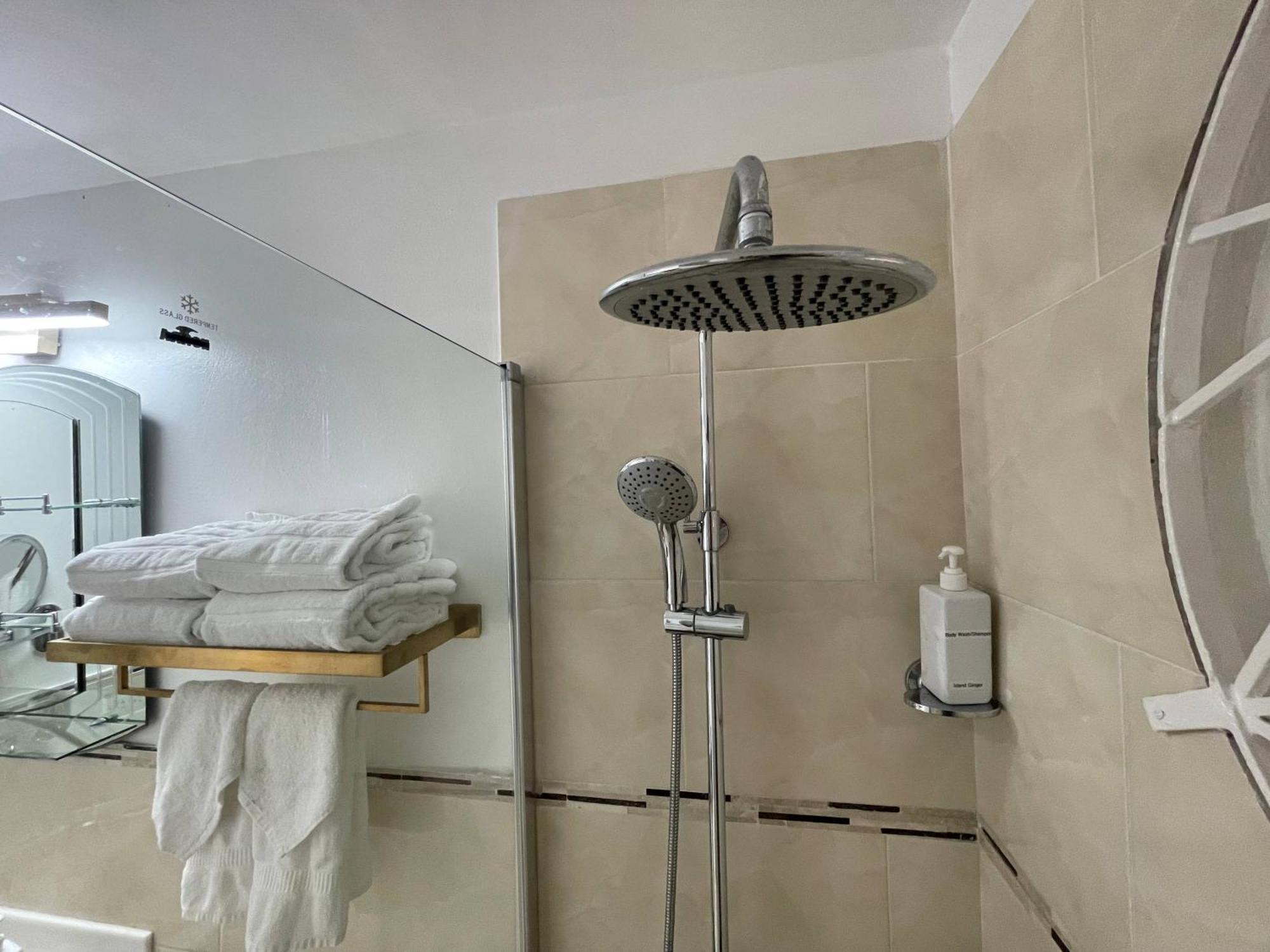 Oceanbreeze Jamaica Penthouse, 7-Minute Walk To Beach โอโชรีโอส ภายนอก รูปภาพ