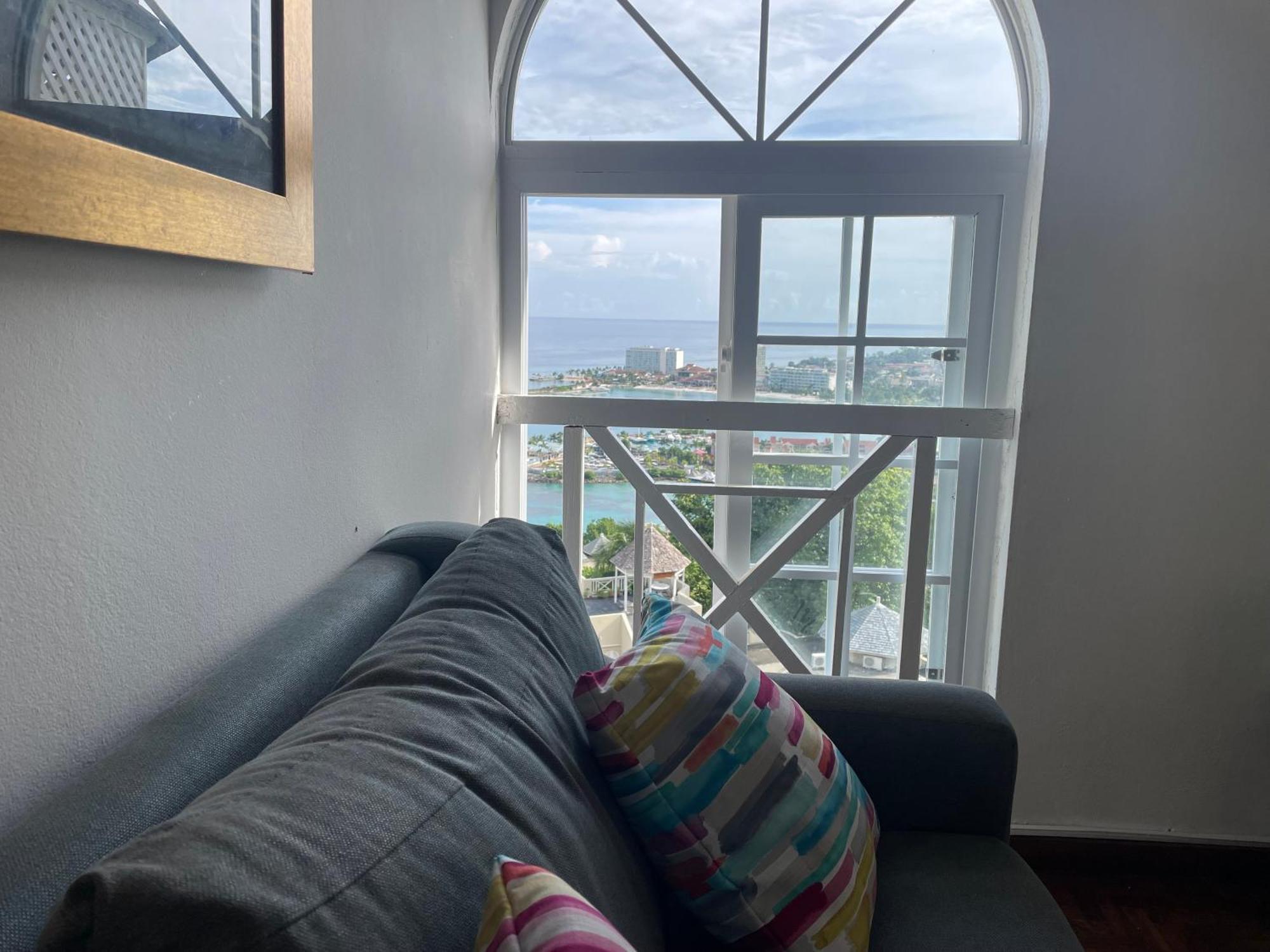 Oceanbreeze Jamaica Penthouse, 7-Minute Walk To Beach โอโชรีโอส ภายนอก รูปภาพ
