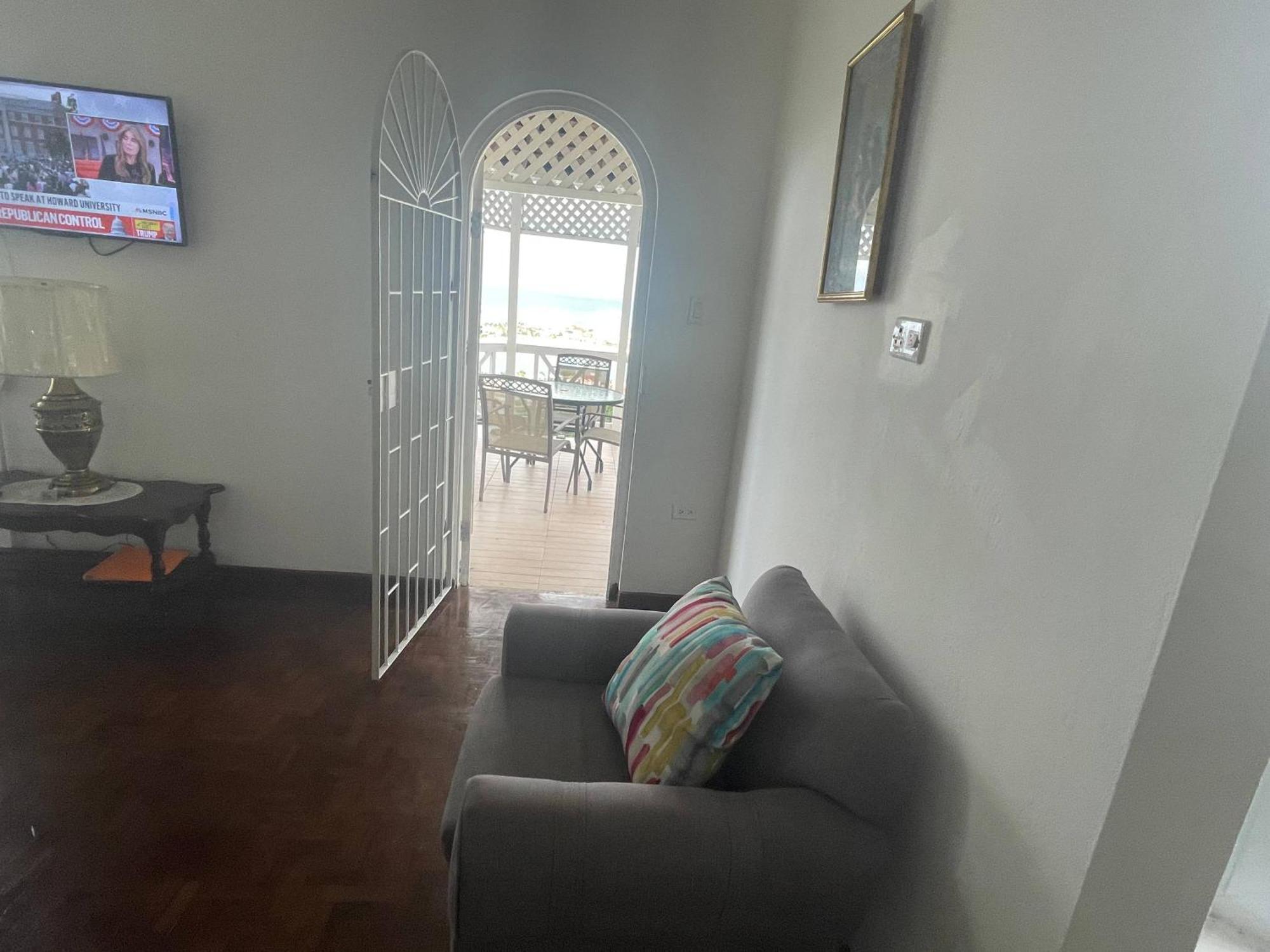 Oceanbreeze Jamaica Penthouse, 7-Minute Walk To Beach โอโชรีโอส ภายนอก รูปภาพ